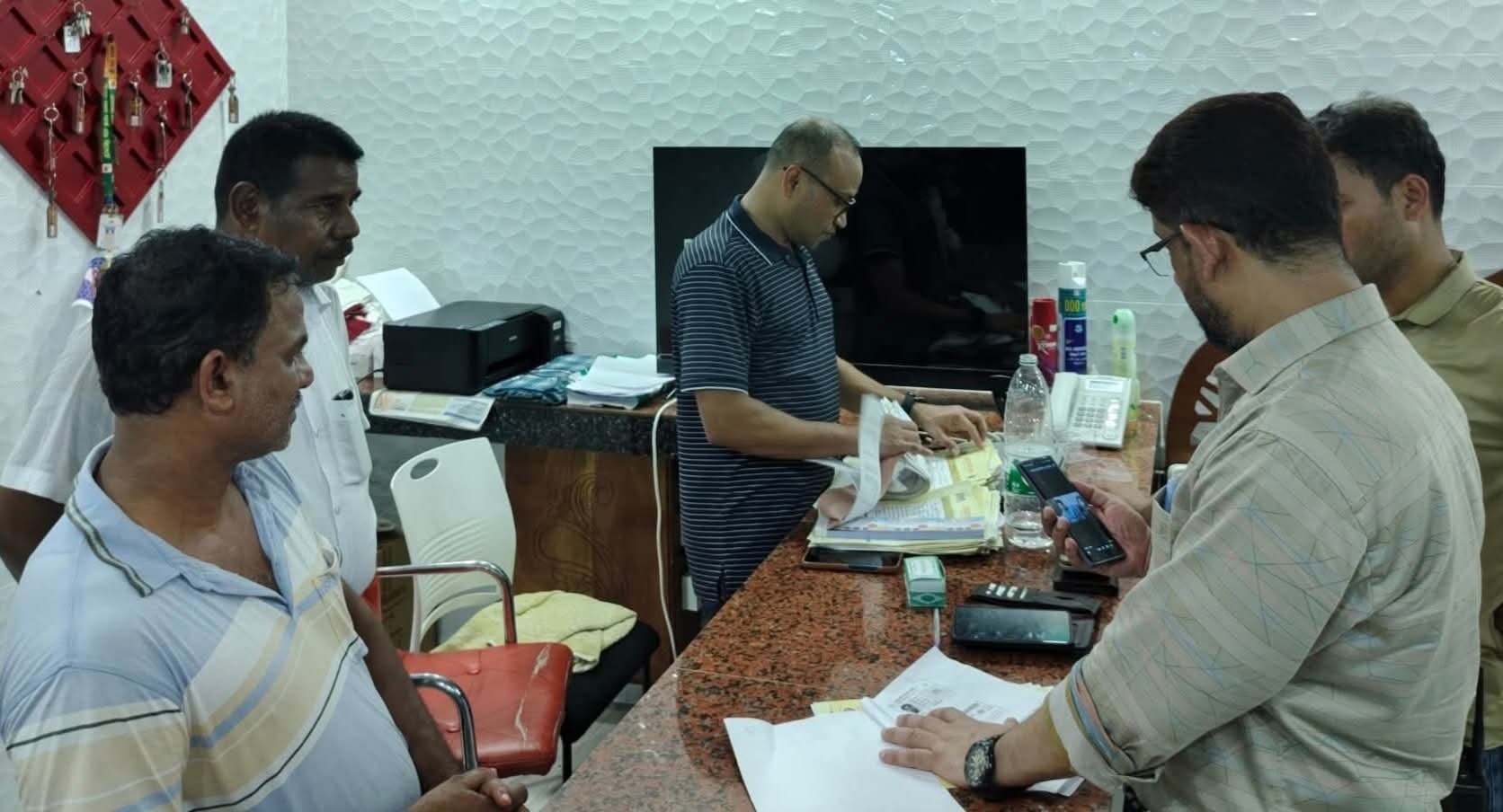 বিরলে হোয়াইট হাউস রিসোর্টে অনৈতিক কার্যকলাপ : আটককৃত ৭ জনকে মোবাইল কোর্টে জরিমানা ও কারাদণ্ড