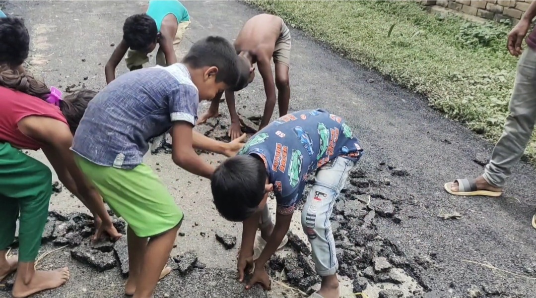 হিলিতে গ্রামীণ সড়কে এলজিইডি’র নিম্নমানের কাজ, উঠছে কার্পেটিং