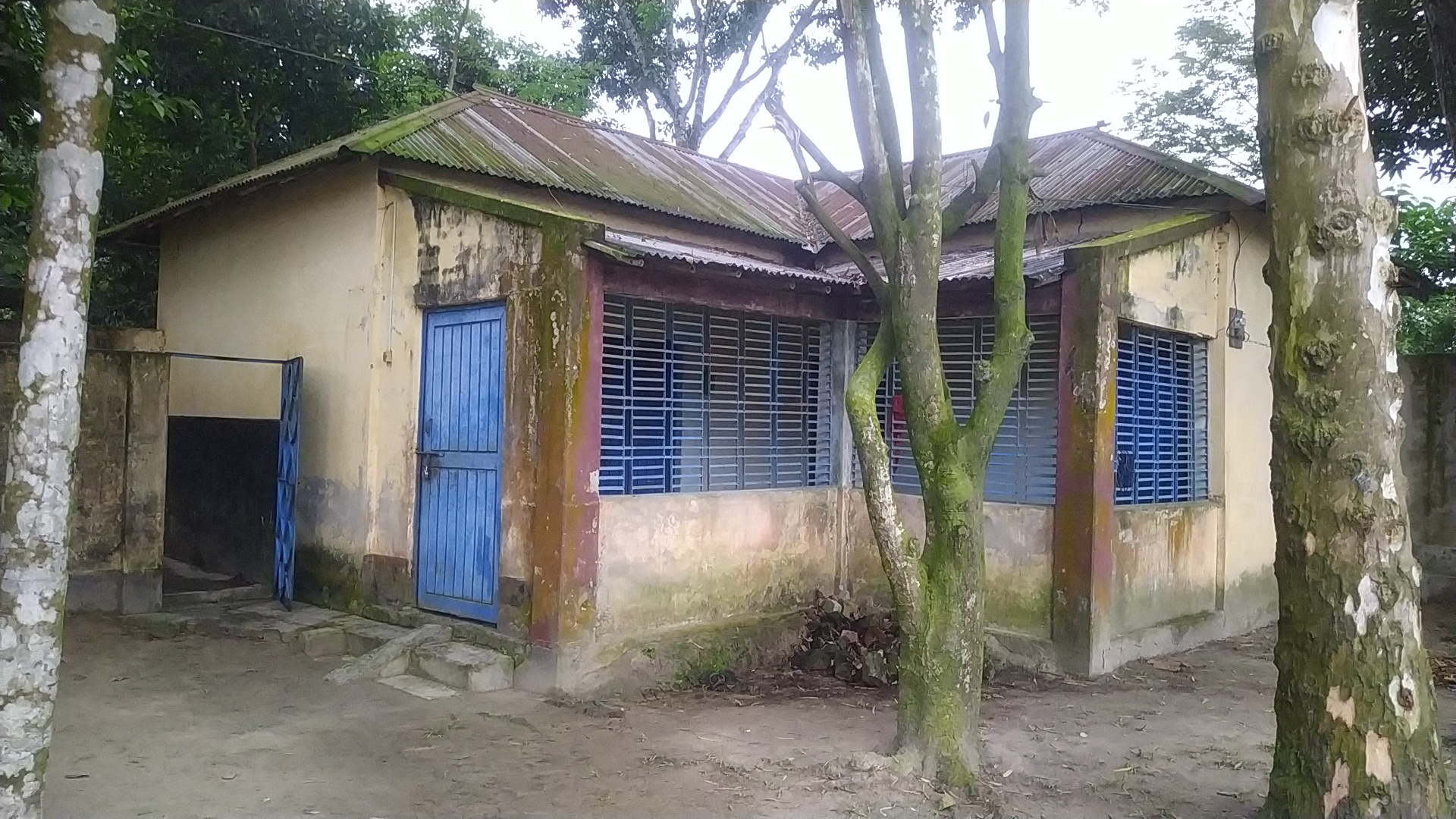 হাকিমপুরে ভূয়া এনজিও'র প্রতারণা, সঞ্চয়ের ২০ লাখ টাকা হাতিয়ে পালিয়েছে ‘আইডিএফএন সংস্থা’