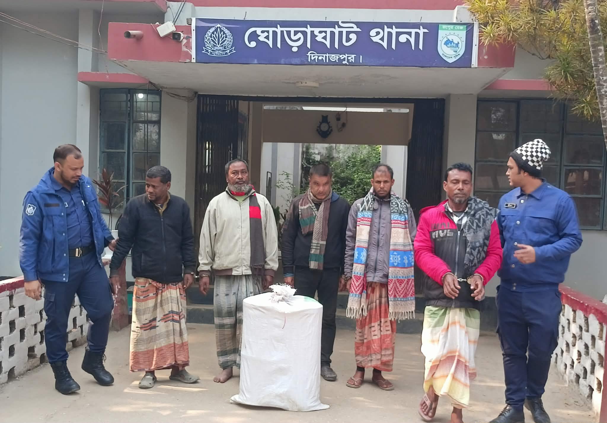 ঘোড়াঘাটে জুয়া ও মাদকবিরোধী অভিযানে পুলিশের ওপর হামলা ও গুলিবর্ষণ, গ্রেপ্তার ৫