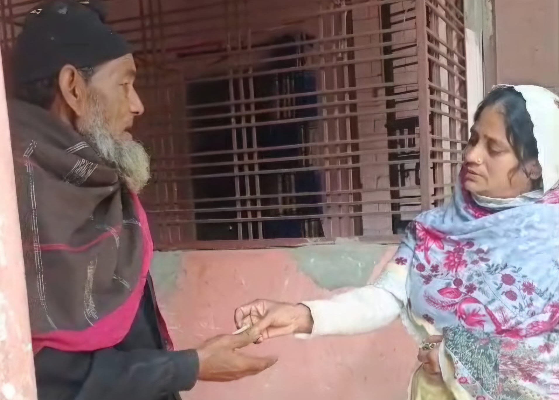 নীলফামারীতে অসহায় মানুষের পাশে সামাজিক সংগঠন 'আলোর পথ'