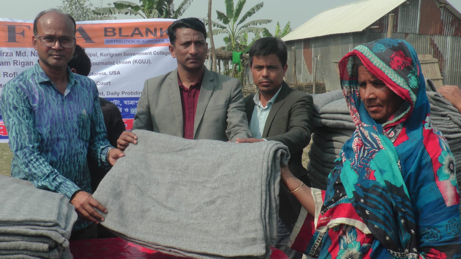 কুড়িগ্রামের দূর্গম চরে ছিন্নমূল মানুষের মাঝে বাংলাদেশি প্রবাসী সংগঠন বাফলা'র কম্বল বিতরণ
