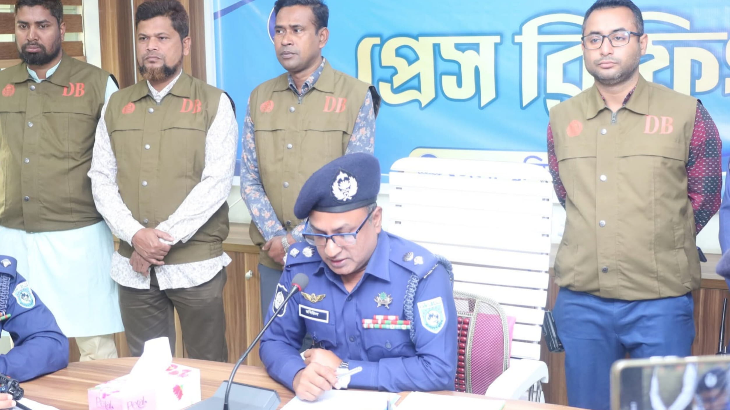 প্রতিবেশীর পরিকল্পনায় অধ্যক্ষের বাড়িতে ডাকাতি, গ্রেফতার ৬