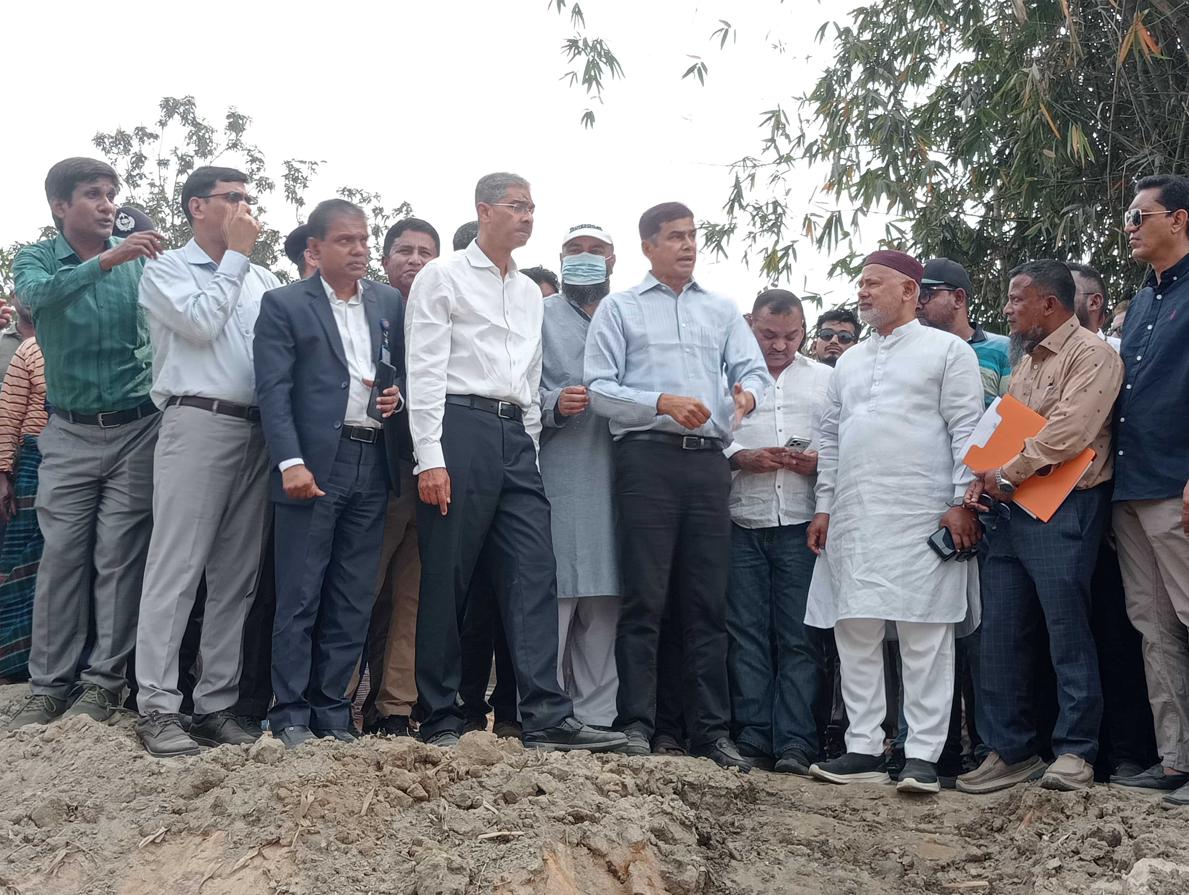 কাহারোলে খাল খনন ও নদী সংরক্ষণ কাজ  পরিদর্শন করেন --মন্ত্রী শহীদ উদ্দীন চৌধুরী এ্যানি এম পি।