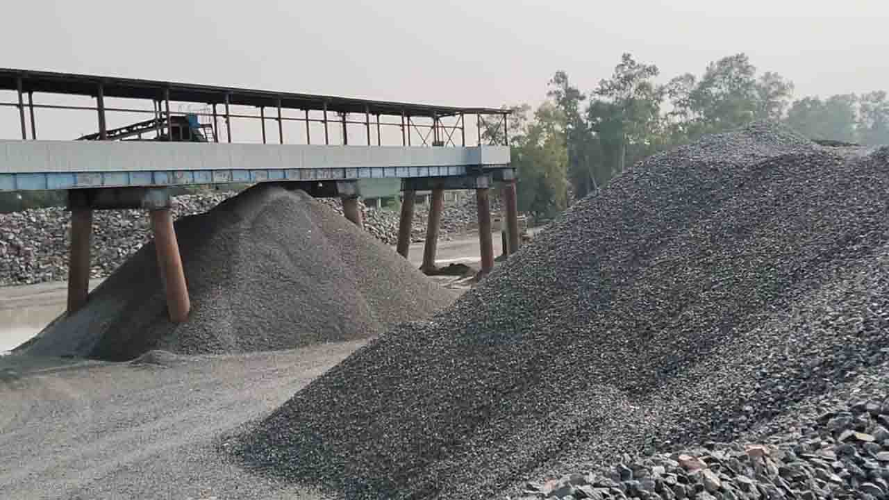 মধ্যপাড়া পাথর খনিতে উত্তোলন বন্ধের শঙ্কা, ইয়ার্ডে জমে আছে ৪২০ কোটি টাকার পাথর