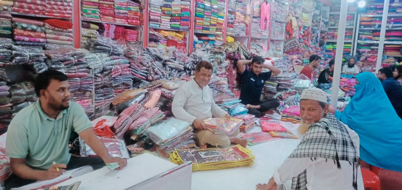 চিরিরবন্দরে শেষ মুহূর্তে জমে উঠেছে ঈদের কেনাকাটা