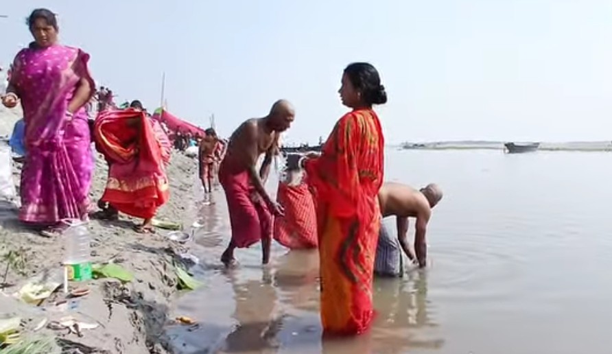 গাইবান্ধার ব্রহ্মপুত্র নদে অষ্টমী স্নান উপলক্ষ্যে পুণ্যার্থীদের ঢল