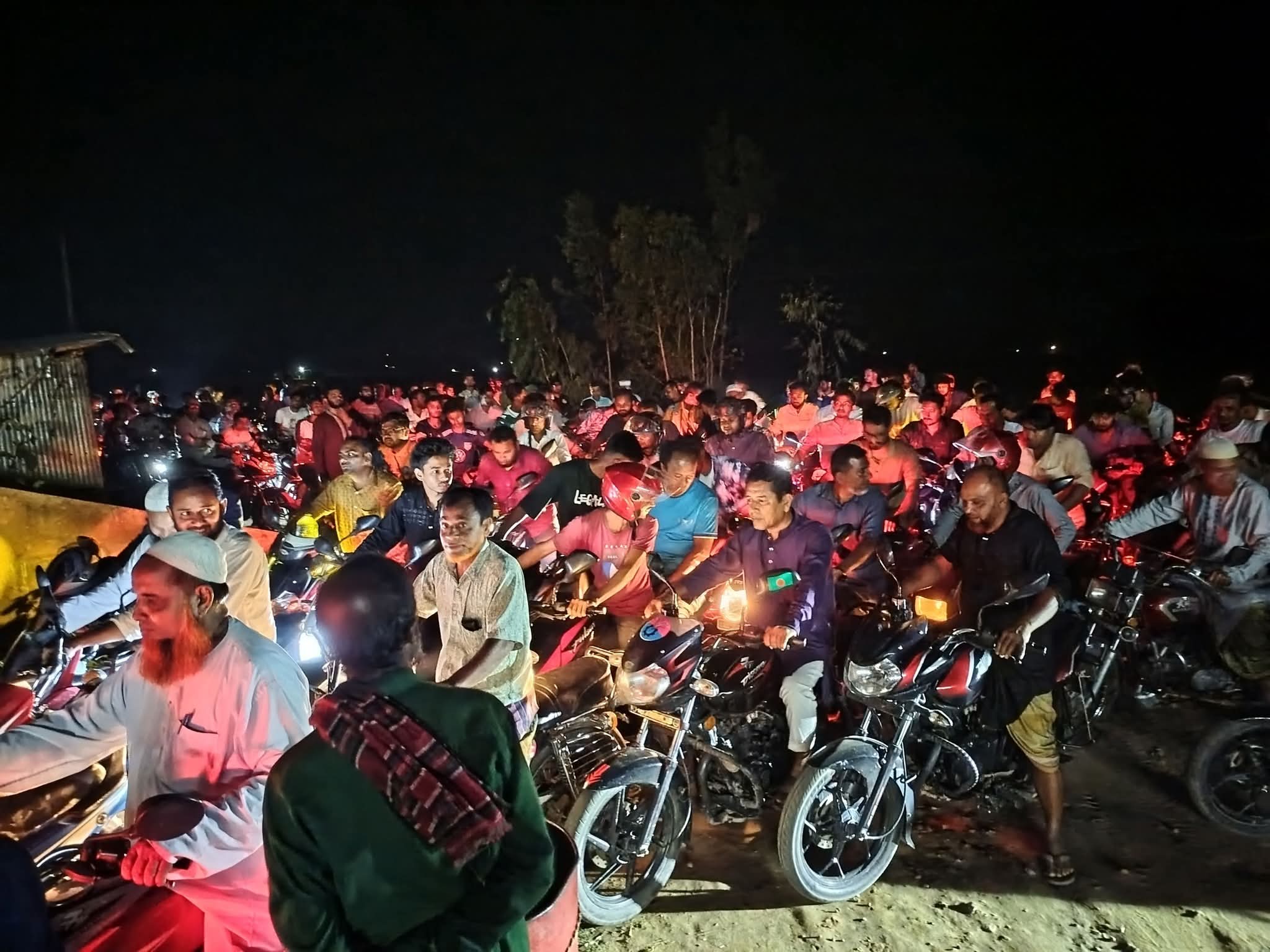 হিলি ফিলিং স্টেশনে পেট্রোল নিতে বাইকের দীর্ঘ সারি