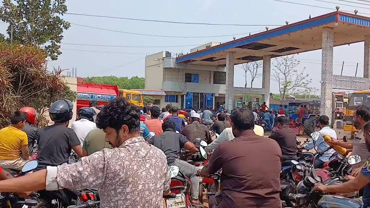 বামনডাঙ্গা ফিলিং স্টেশনে সপ্তাহ পেরুলেও তেল বিতরণের কোন খবর নেই, বাইকারদের ভোগান্তি চরমে