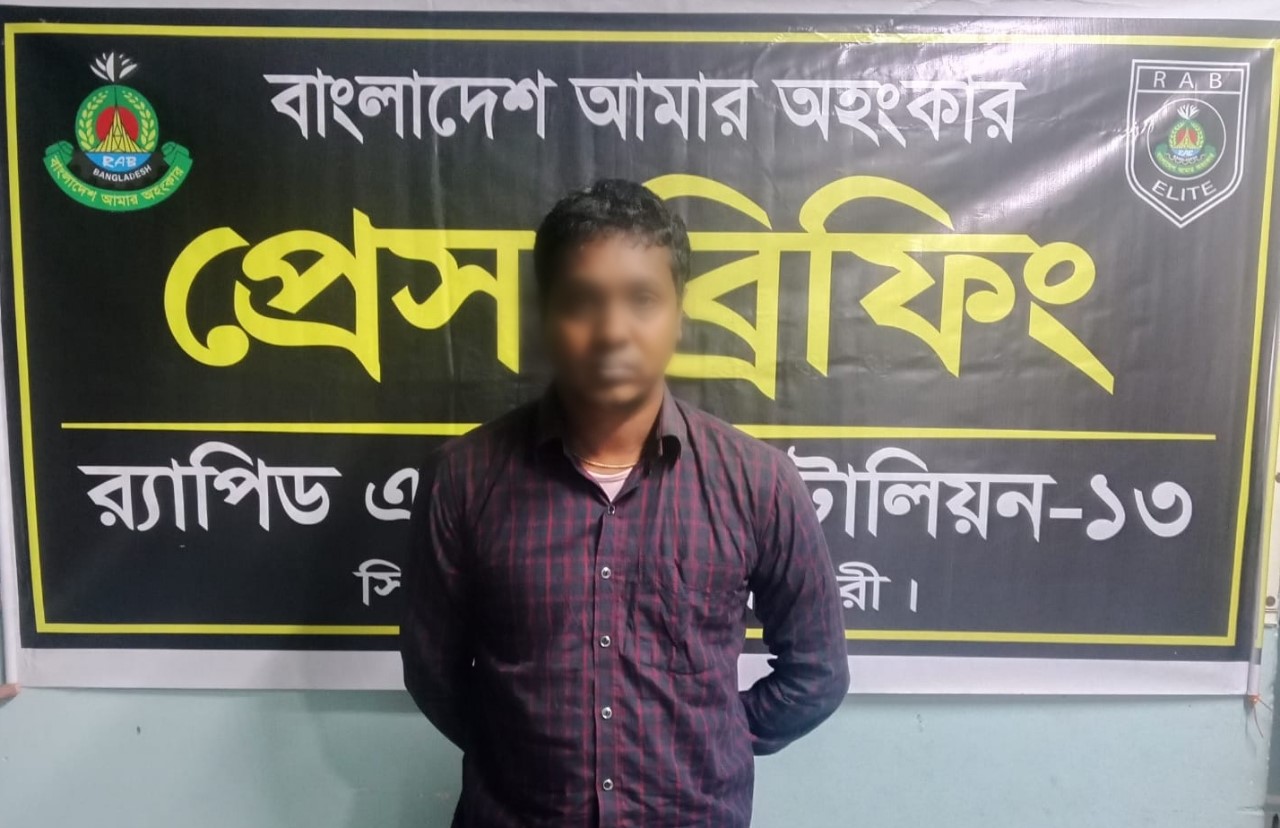 দেবীগঞ্জে র‍্যাবের অভিযানে ৮৭ লাখ টাকা মূল্যের কষ্টিপাথরের বিষ্ণু মূর্তিসহ চোরাকারবারি আটক