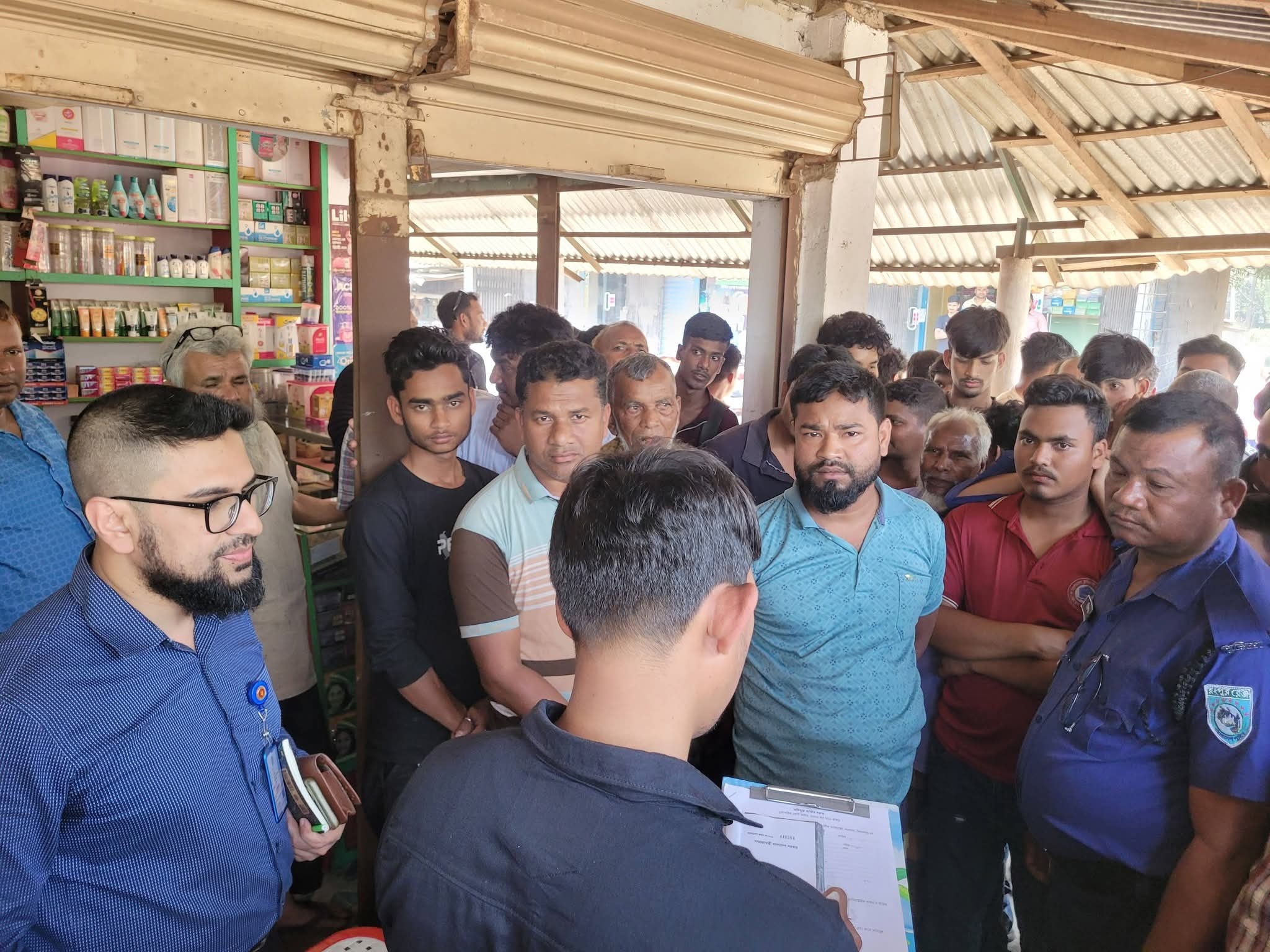 খানসামায় জ্বালানী পাম্পে তেল নিতে আসা ১২ চালকের বিরুদ্ধে মামলা