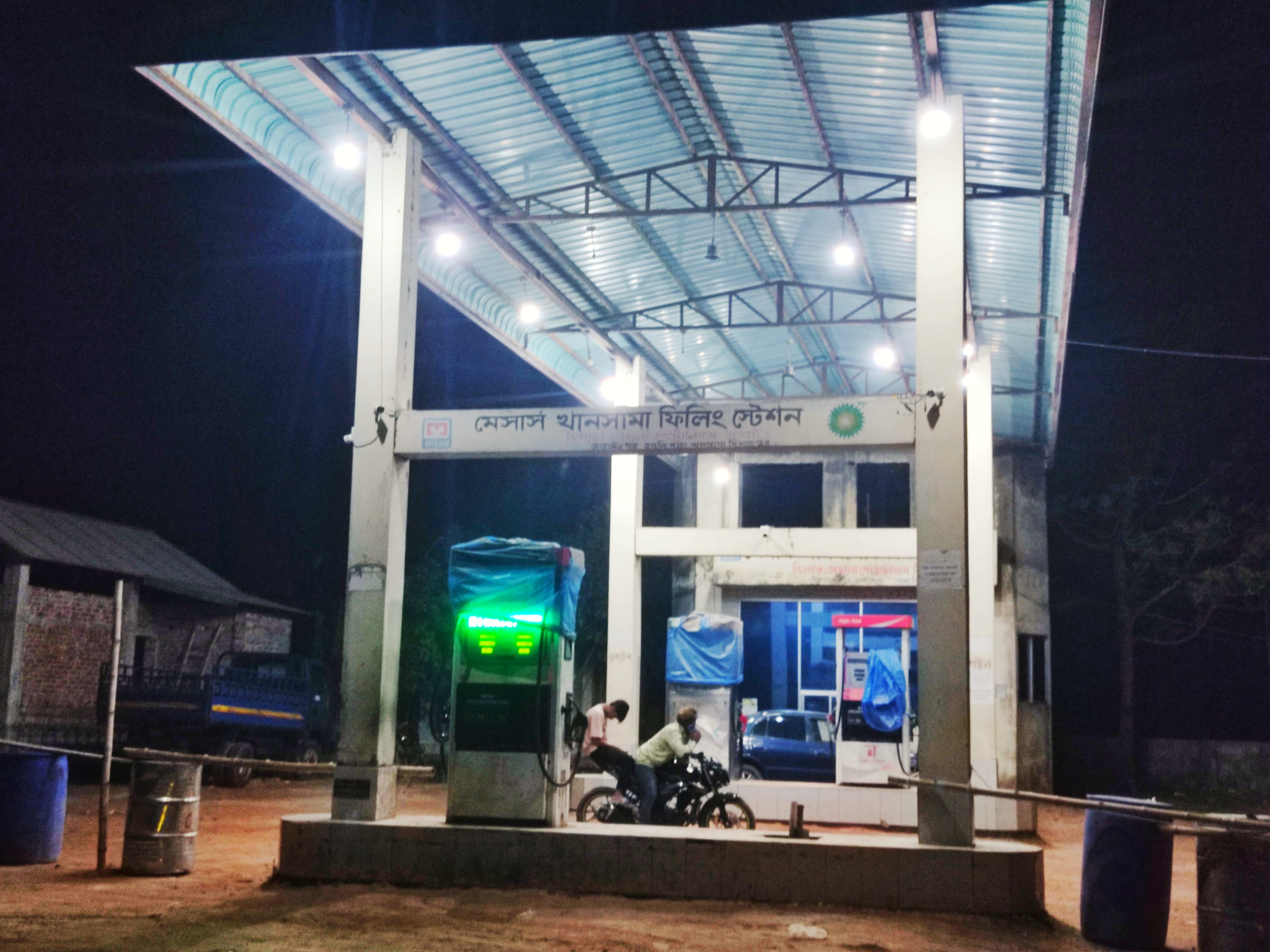 খানসামা ফিলিং স্টেশনে প্রকাশ্য জালিয়াতি, ১০০০ টাকায় মিলছে ৮০০ টাকার জ্বালানি