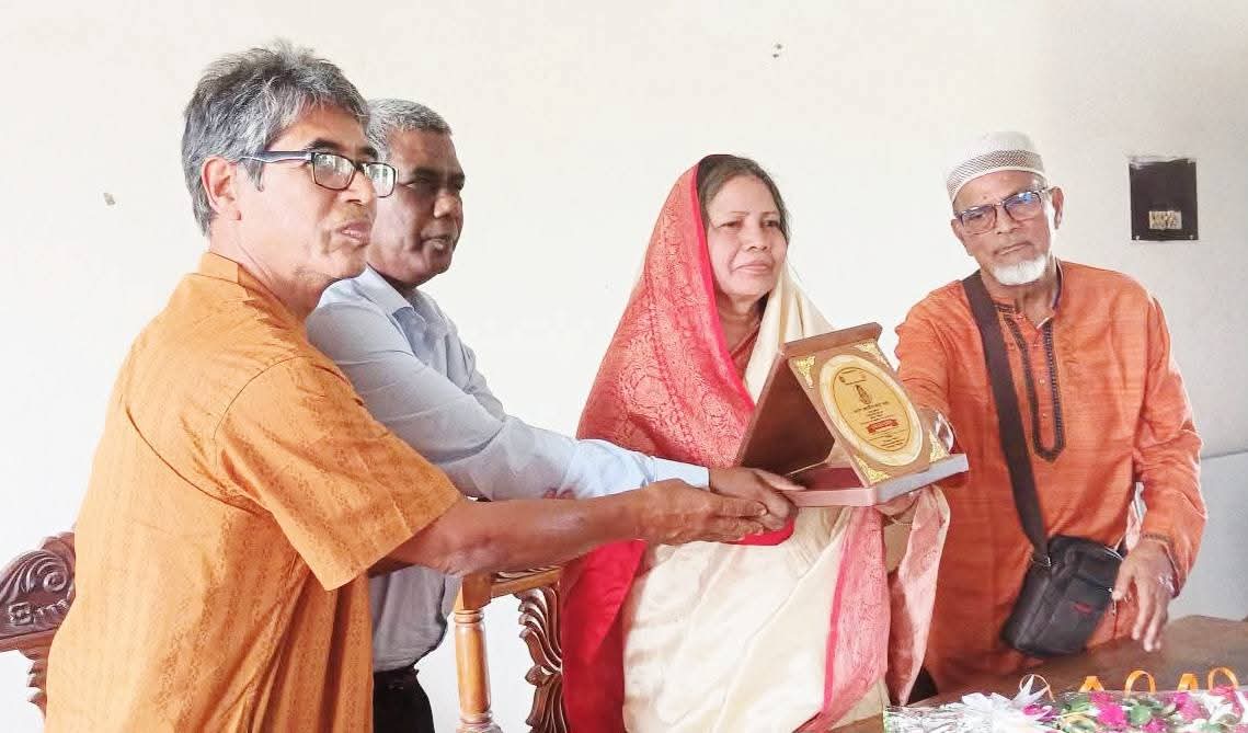 হাকিমপুর সরকারি ডিগ্রী কলেজের অধ্যাপক জেসমীন আরা বেগমকে বিদায় সংবর্ধনা