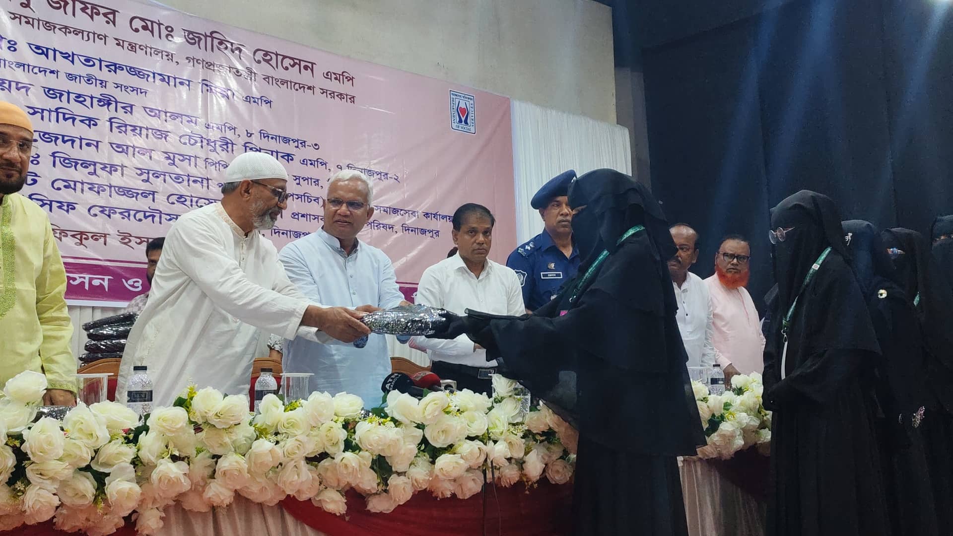 অনুষ্ঠানে ফুল কেনার টাকায় জায়নামাজ-গীতা দিলেন মন্ত্রী জাহিদ হোসেন