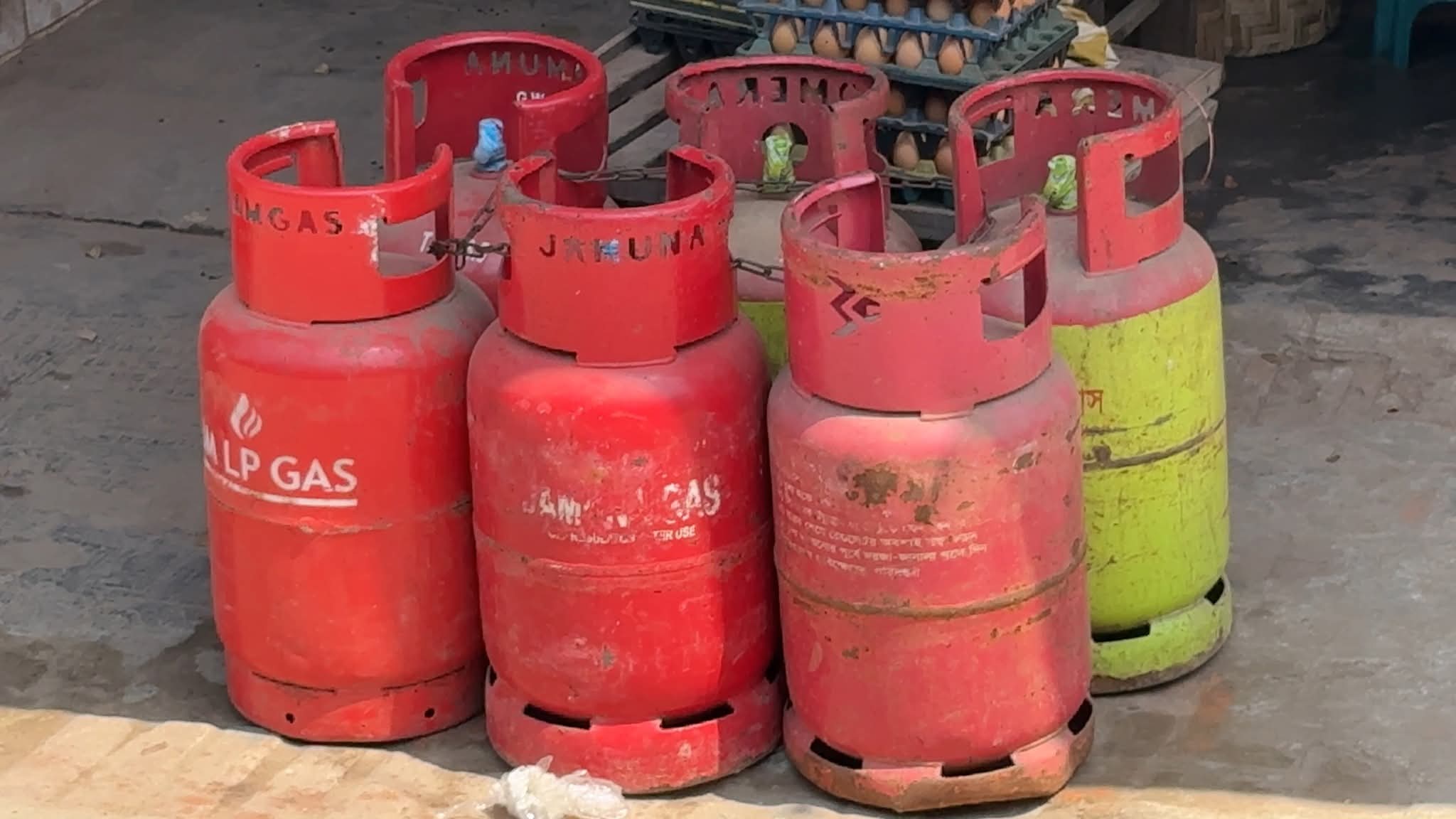 সরকার নির্ধারিত মূল্যে হিলিতে মিলছে না এলপিজি গ্যাস