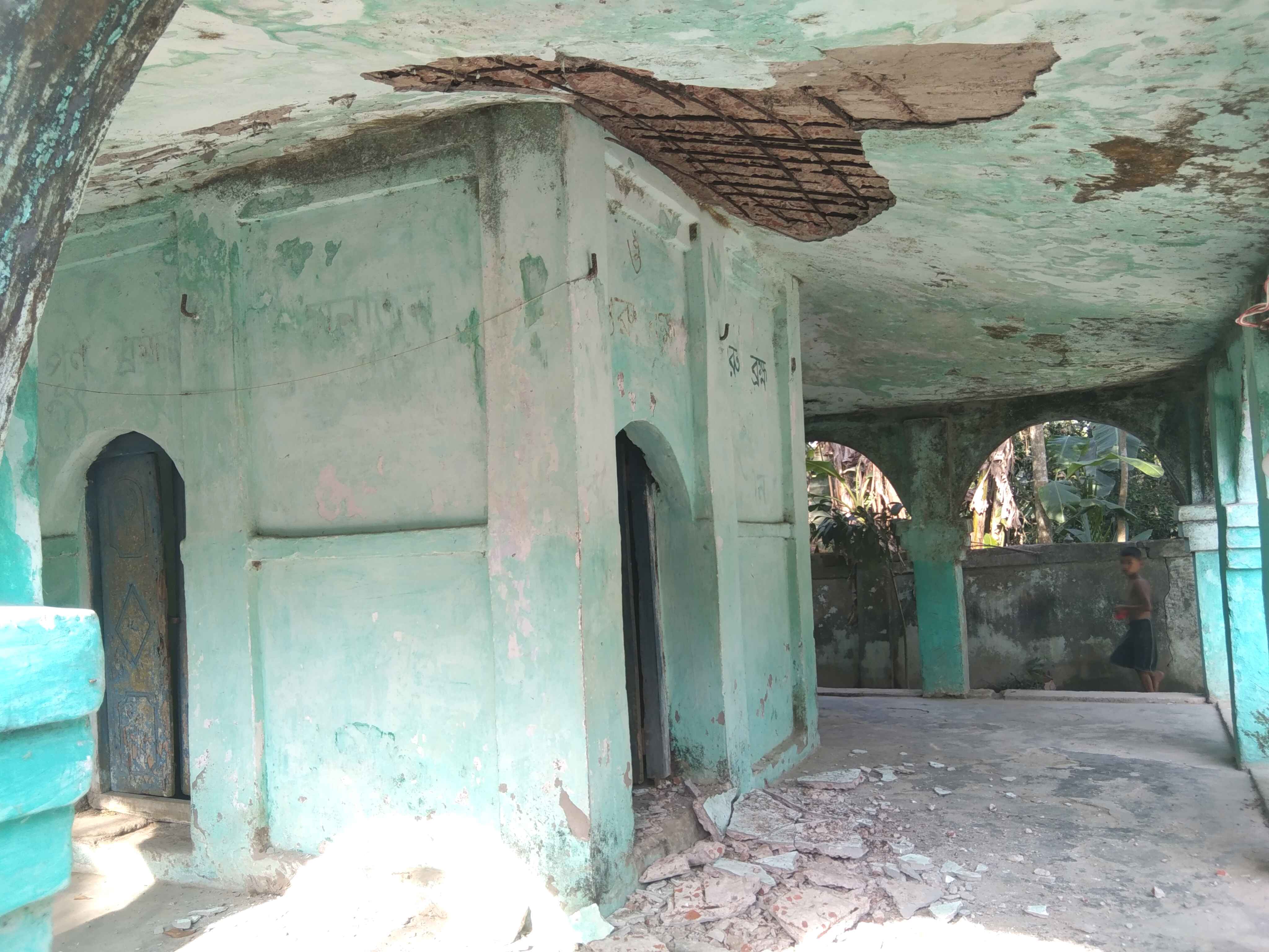 তারাগঞ্জে মন্দিরের ছাদ ভেঙে পড়ার শঙ্কায় পূজা অর্চনা বন্ধ