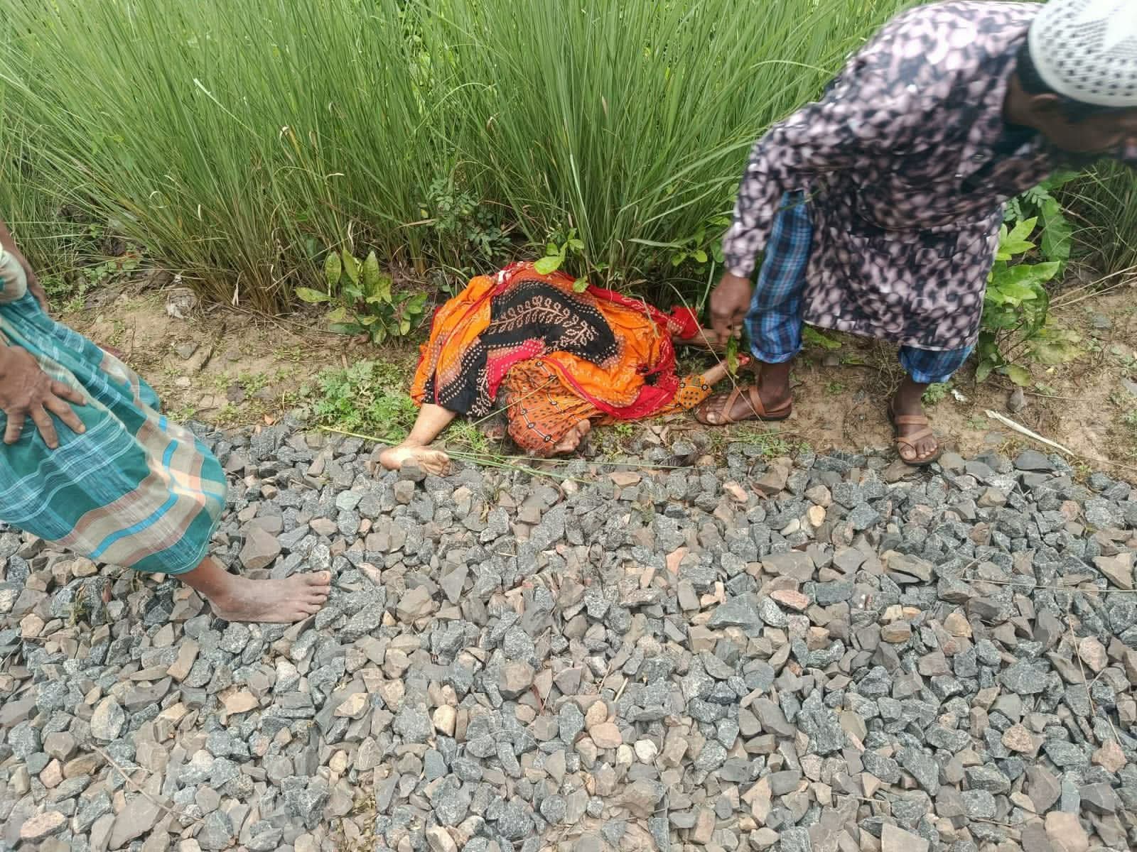 বাংলা হিলি এলাকায় ট্রেনে কাটা পড়ে বৃদ্ধার মৃত্যু