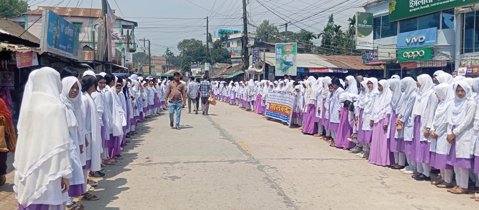ভূরুঙ্গামারীতে প্রশ্নফাঁসে জড়িত শিক্ষকদের পুনর্বহালের প্রতিবাদে বিক্ষোভ ও মানববন্ধন অনুষ্ঠিত