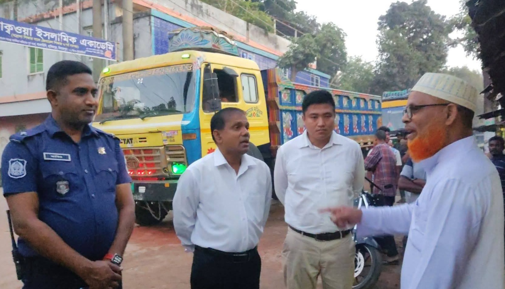 হিলিতে হেলমেটবিহীন মোটরসাইকেল চালানো ও প্রকাশ্যে ধূমপানে জরিমানা