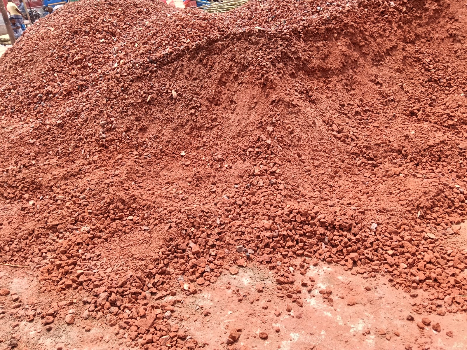 তারাগঞ্জে নিম্নমানের নির্মাণ সামগ্রী দিয়ে গরু হাটি ঢালাইয়ের অভিযোগ