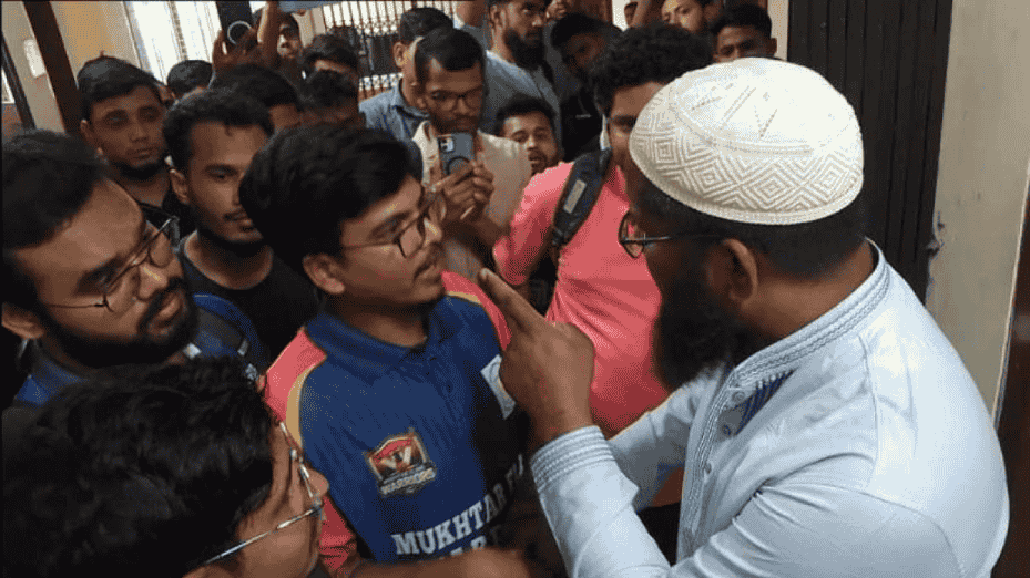 বেরোবিতে জাতীয়তাবাদী ফোরামের আলোচনা সভায় সাংবাদিকদের প্রবেশে প্রক্টরের বাঁধা