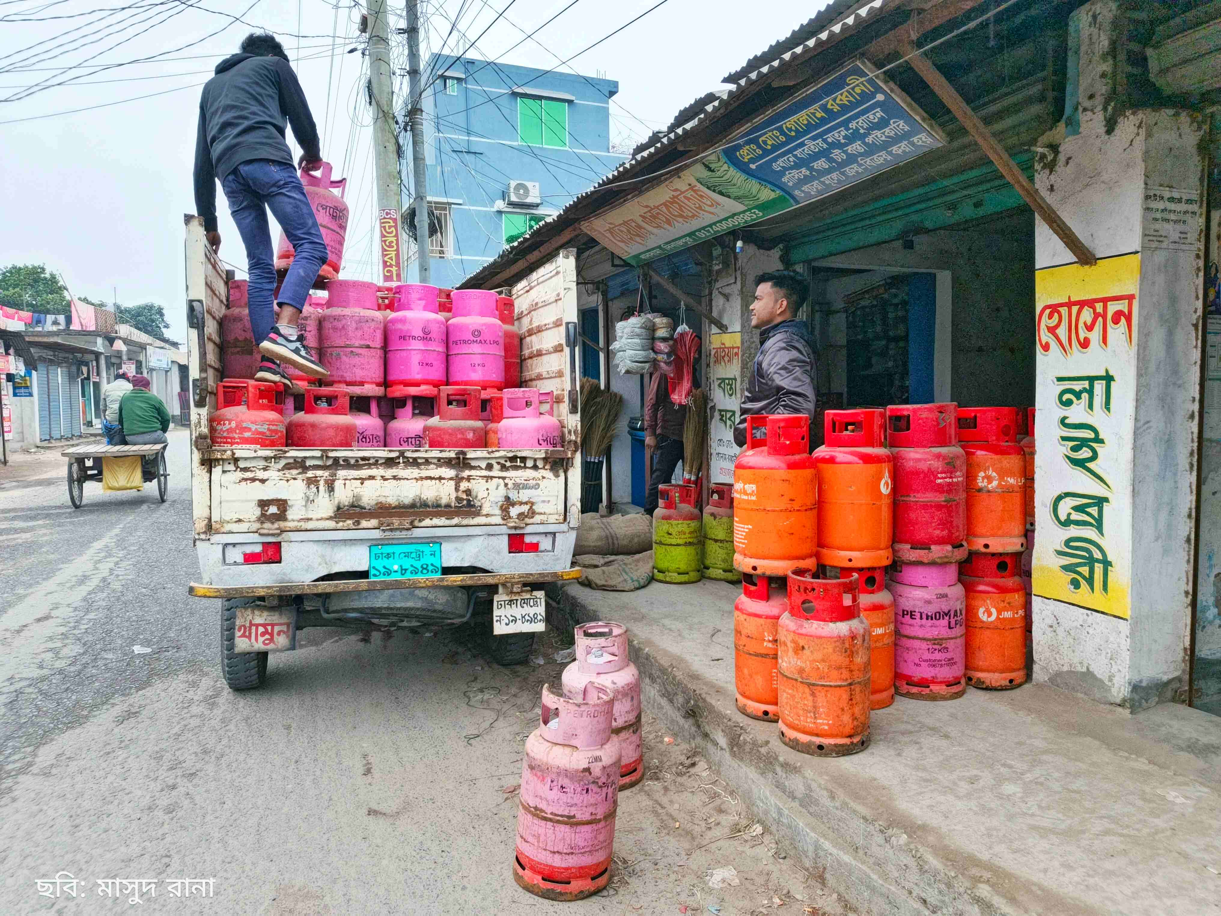 খানসামায় সরকার নির্ধারিত দরের চেয়েও বেশি দামে এলপিজি বিক্রি