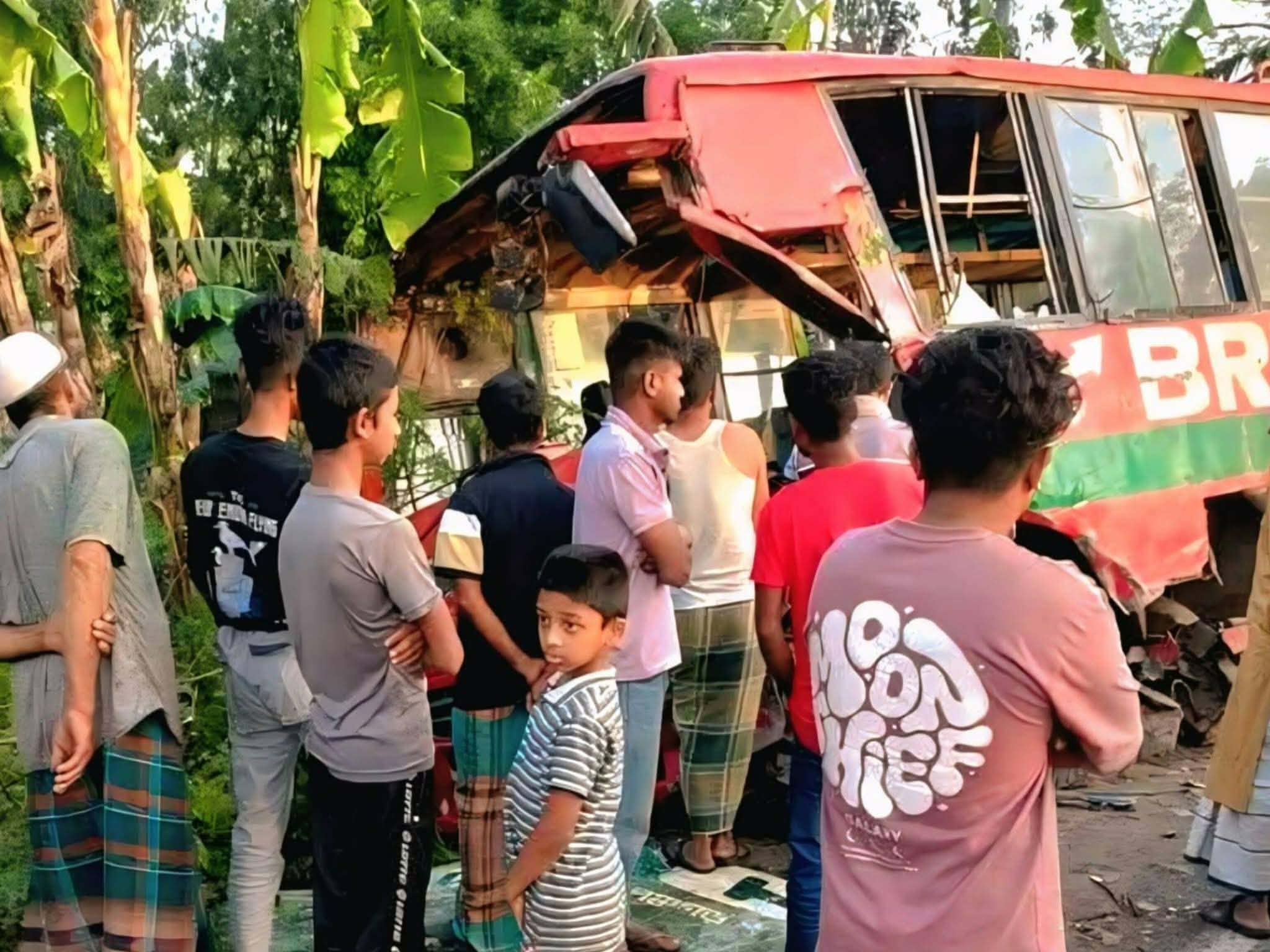 ঠাকুরগাঁওয়ে বাস পিক-আপের মুখোমুখি সংঘর্ষে নিহত ১, আহত ২