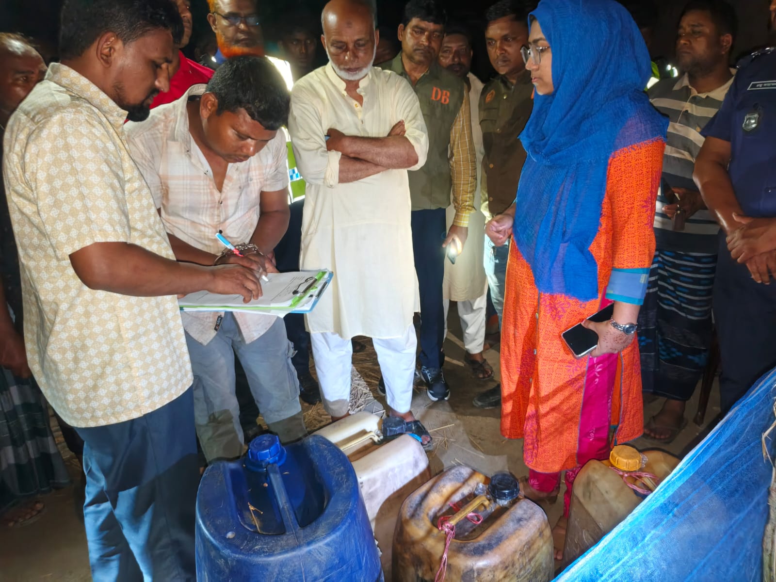 চিরিরবন্দরে অবৈধভাবে পেট্রোল মজুতের ঘটনায় জরিমানা ও তেল জব্দ।