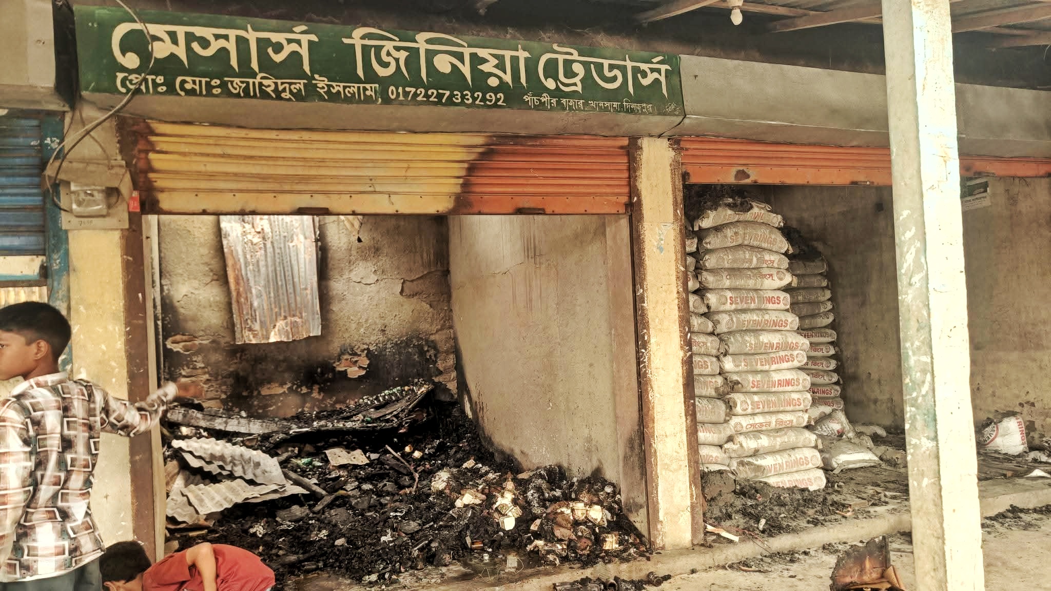 খানসামায় মধ্যরাতের আগুনে ৫ দোকান পুড়ে ছাই