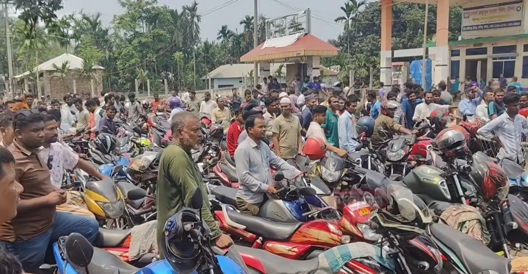 পঞ্চগড়ে পাম্পে রেজিস্ট্রেশন বিহীন মোটরসাইকেলে মামলা দেওয়াকে কেন্দ্র করে ইউএনও'র উপর হামলা