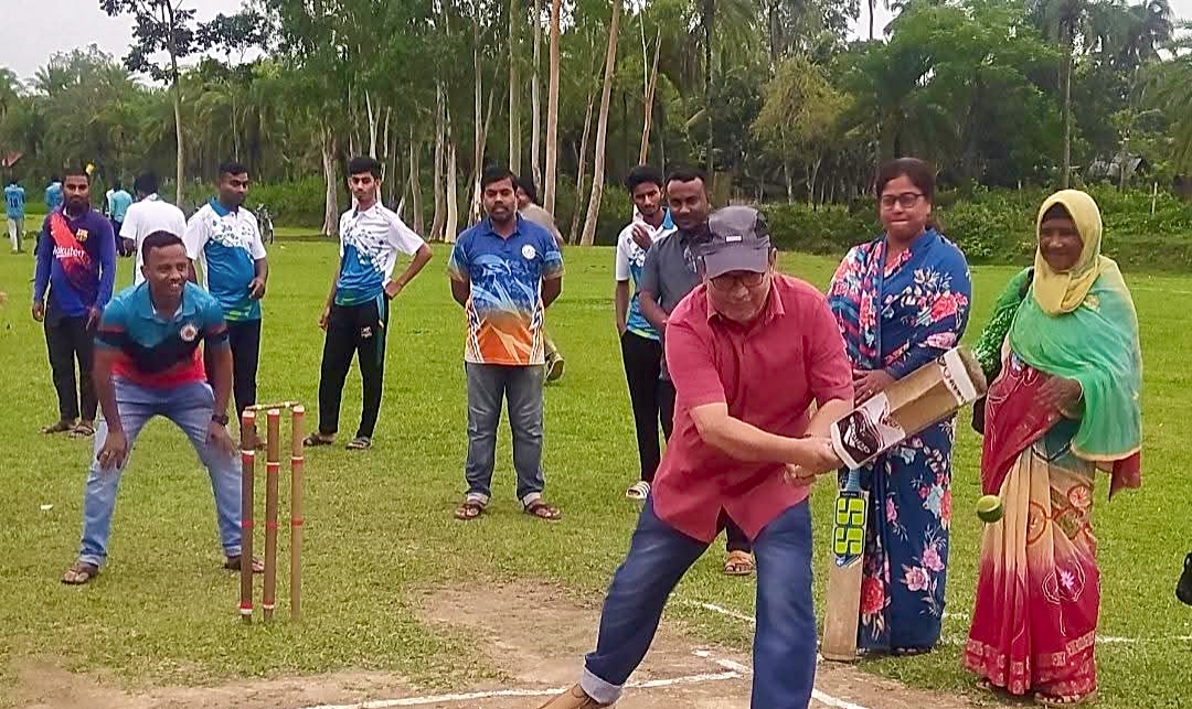 হিলিতে চুড়িপট্টি প্রিমিয়ার লীগ ক্রিকেট টুর্নামেন্টের উদ্বোধন