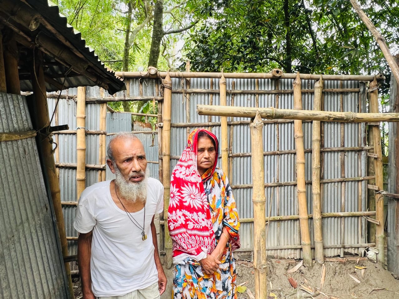 তারাগঞ্জে কালবৈশাখীতে উড়ে গেছে ঘরের চালা, খোলা আকাশের নিচে অসহায় বৃদ্ধ দম্পতি