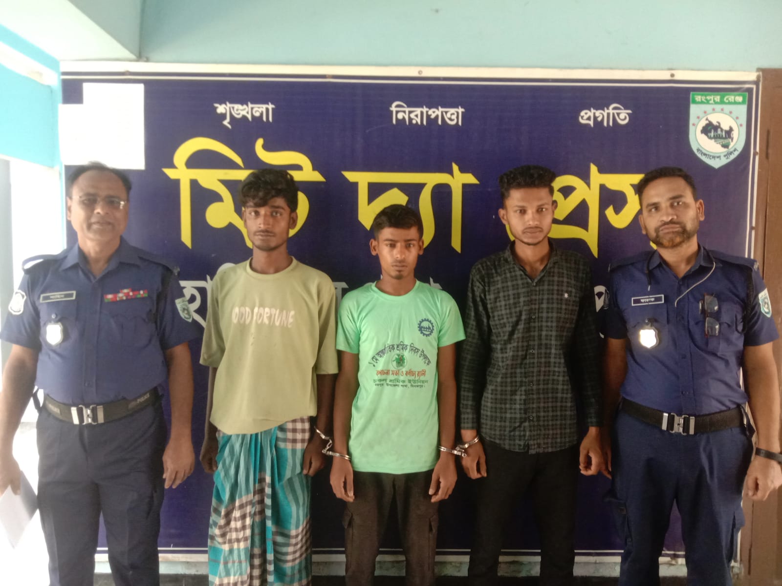 হাকিমপুরে চোরাই মালসহ তিন চোর গ্রেফতার