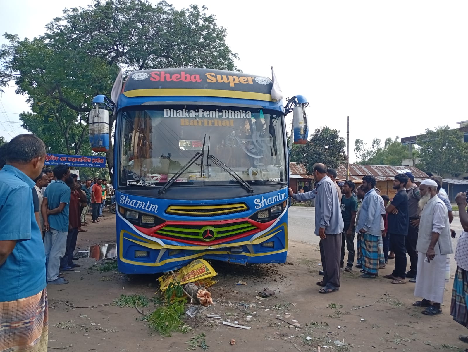বোদায় যাত্রীকে টেনে তুলতে গিয়ে বাস সুপারভাইজারের মৃত্যু।