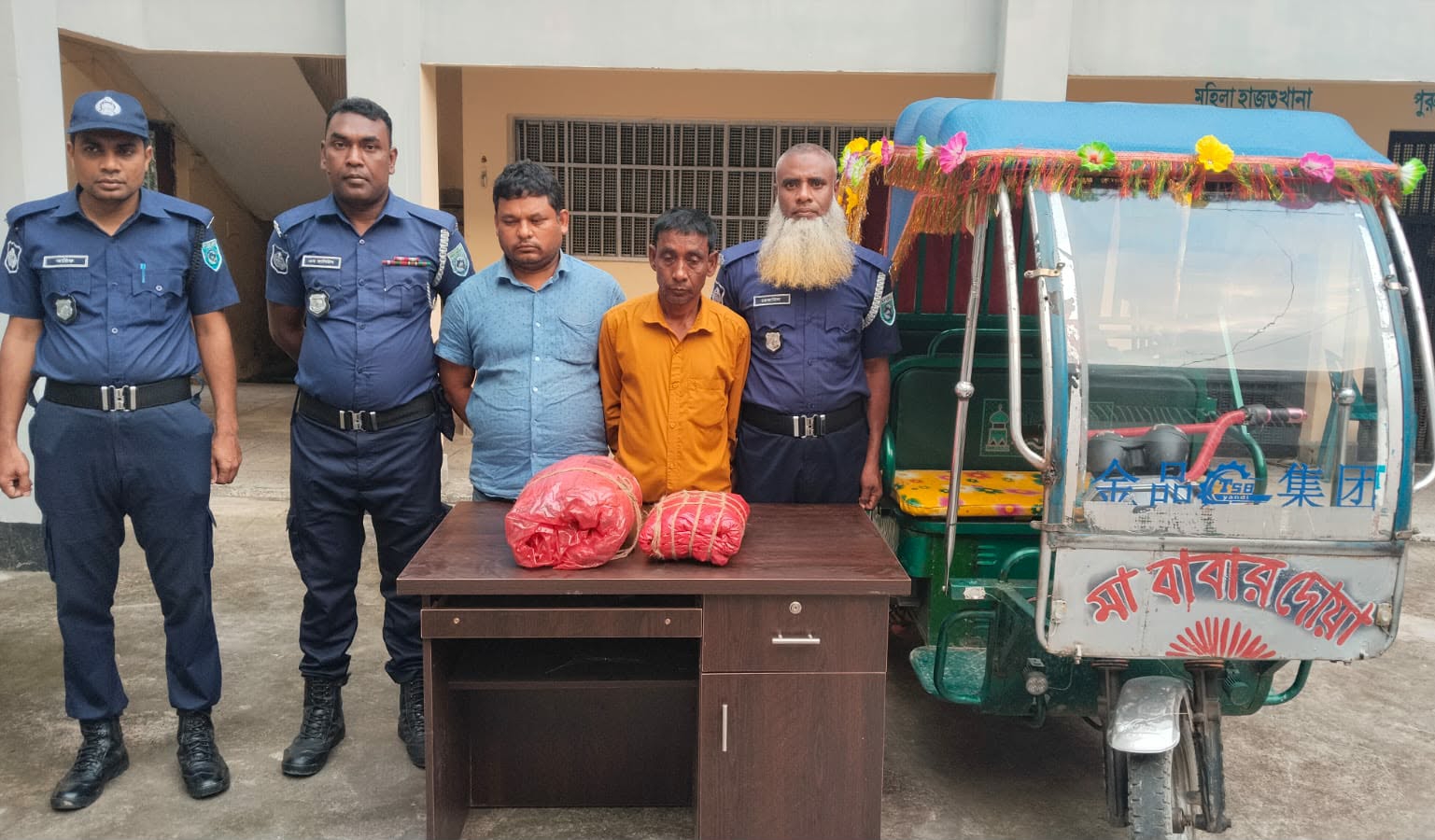কাউনিয়ায় তিন মাদক ব্যবসায়ী  গ্রেফতার