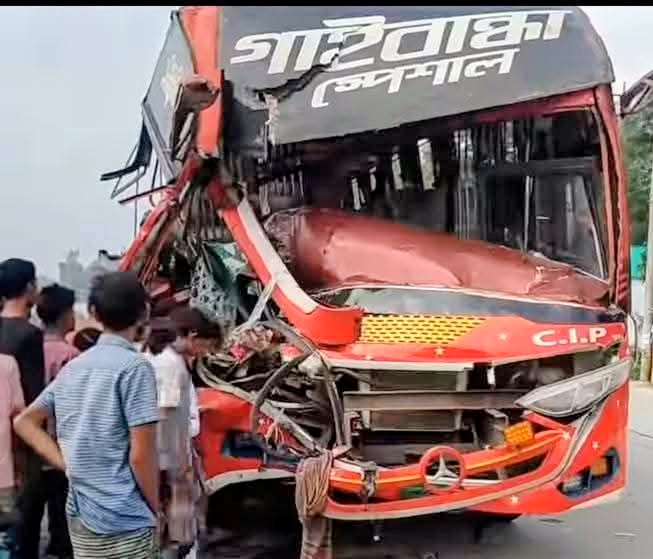 "যাত্রীদের জীবন বাঁচলো, কিন্তু পা হারালেন বাস চালক"