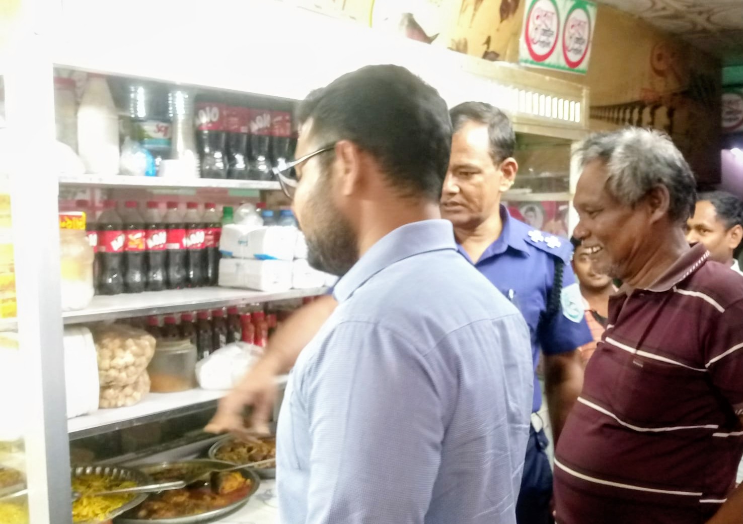নবাবগঞ্জে অস্বাস্থ্যকর পরিবেশে খাবার বিক্রি, ভ্রাম্যমাণ আদালতে জরিমানা