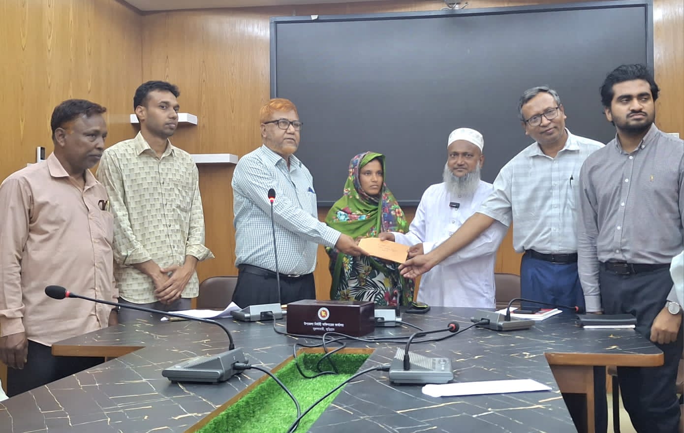 ভুরুঙ্গামারীতে এলসিএস সদস্যদের মাঝে নগদ অর্থ বিতরণ