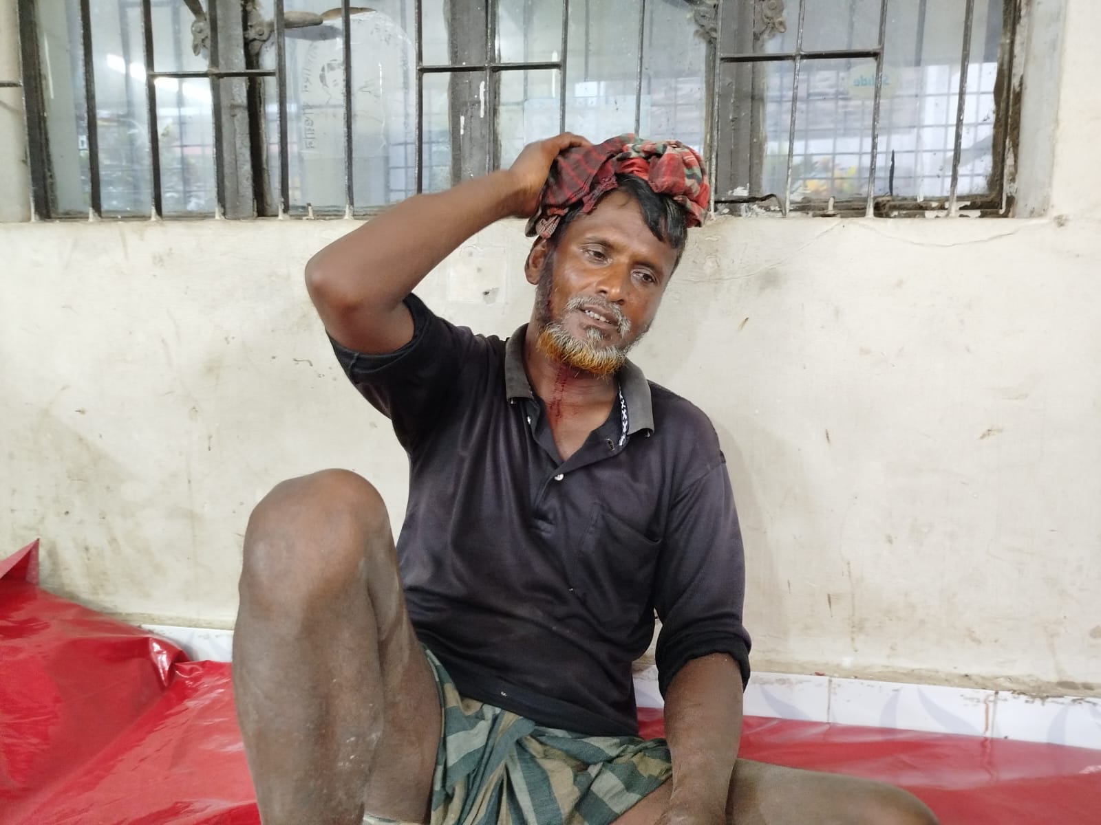 ক্ষোভে ৪ জনের মাথা ফাটালেন বাবা