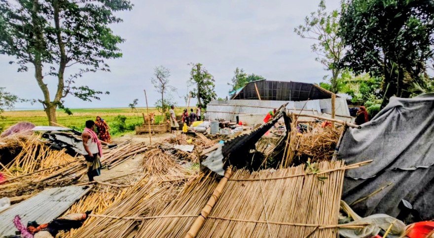 টর্নেডোর ভয়ংকর তাণ্ডব! গাইবান্ধায় চার গ্রাম লণ্ডভণ্ড, আহত ১০