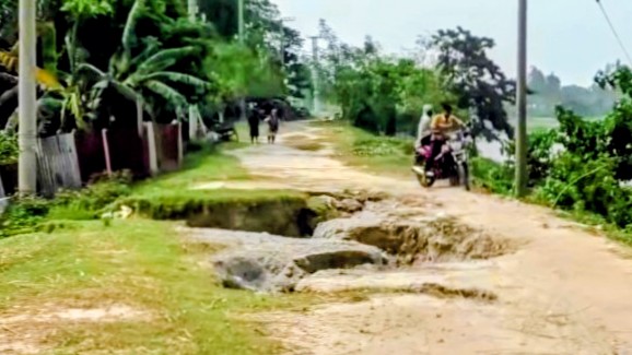 শহরের দরজায় জীর্ণ প্রহরী: ভরসার বাঁধ এখন আতঙ্কের কারণ