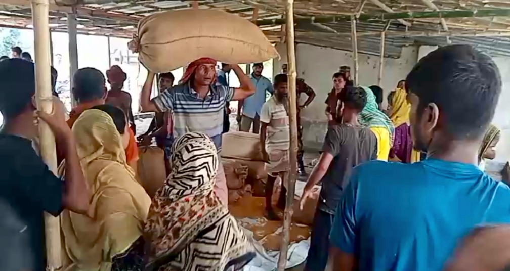 হিলিতে রাস্তার পাশে মুরগীর শেড থেকে মালিকবিহীন ১০০ বস্তা ছোলা ও সরিষা উদ্ধার