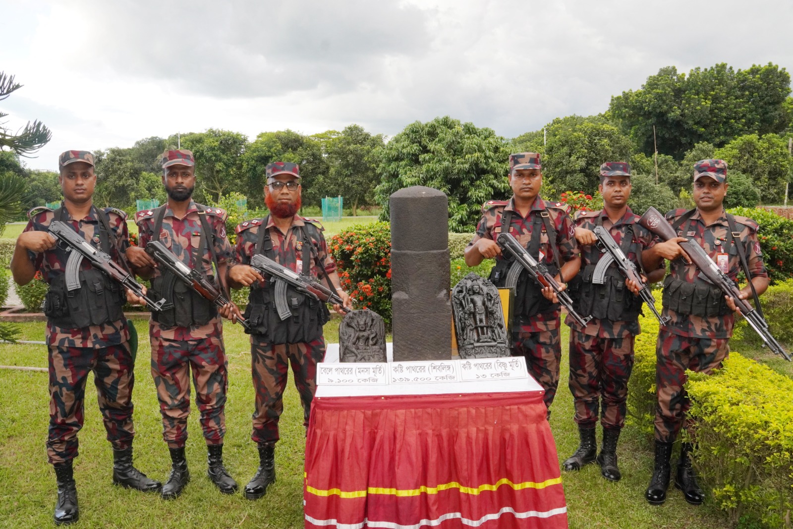 দিনাজপুরে বিজিবির অভিযানে ১ কোটি ৫৭ লাখ টাকার দুষ্প্রাপ্য শিবলিঙ্গ, বিষ্ণু ও মনসার মূর্তি উদ্ধার