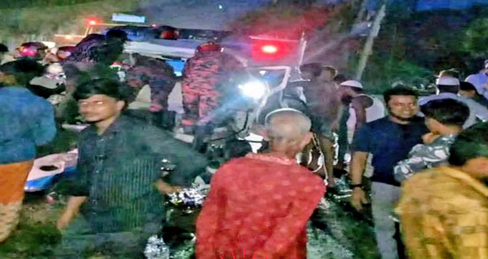দাঁড়িয়ে থাকা বাসে পিকআপের ধাক্কা, প্রাণ গেল চালকের
