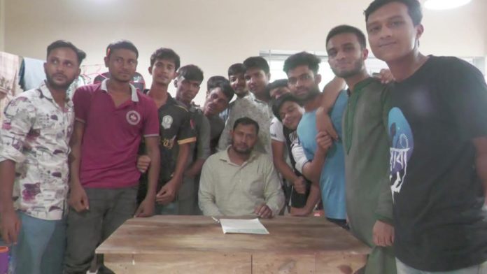 কুড়িগ্রামে ঘুষ নেওয়ায় ছাত্র-জনতার তোপের মুখে ভূমি উপ-সহকারীর পদত্যাগ