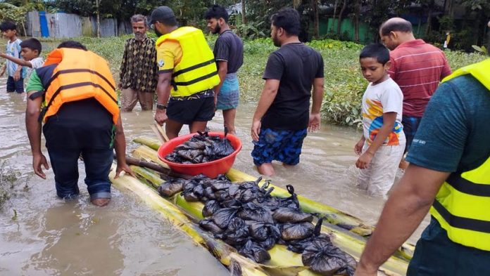 বানভাসিদের পাশে দাঁড়িয়েছে কুড়িগ্রামবাসী