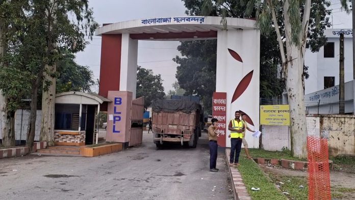 রাজস্ব আদায় কমেছে বাংলাবান্ধা স্থলবন্দর
