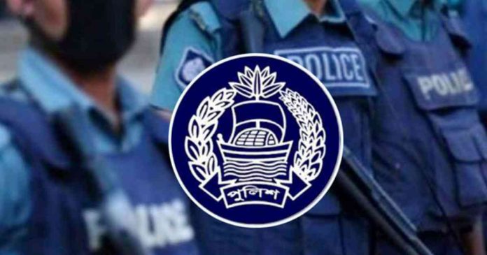 অর্থসংবাদচ্যানেল ফলো করুন বৈষম্যবিরোধী আন্দোলনে ব্যাপক সমালোচিত হয় বাংলাদেশ পুুলিশ। শেখ হানিসা দেশ থেকে পালানোর পর পুলিশ বাহিনীও আত্মগোপনে চলে যায়। এর পর থেকে দেশে আইন-শৃঙ্খলার অবনতি দেখা যায়। এবার এই পরিস্থিতি থেকে ঘুরে দাঁড়াতে বাংলাদেশ পুলিশ বাহিনীতে ট্রেইনি রিক্রুট কনস্টেবল (টিআরসি) পদে নিয়োগের জন্য বিজ্ঞপ্তি প্রকাশ করা হয়েছে। এসএসসিতে জিপিএ ২.৫ হলেই আবেদন করা যাবে। আগামী ১ অক্টোবর থেকে এ আবেদন শুরু হবে। আবেদনের যোগ্যতা আগ্রহী প্রার্থীদের এসএসসি বা সমমানের পরীক্ষায় উত্তীর্ণ হতে হবে। ন্যূনতম জিপিএ-২.৫ থাকতে হবে। আবেদনের জন্য বাংলাদেশের স্থায়ী নাগরিক ও অবিবাহিত হতে হবে। তালাকপ্রাপ্ত গ্রহণযোগ্য নয়। ২০২৪ সালের ১৫ অক্টোবর তারিখে প্রার্থীর বয়স ১৮ থেকে ২০ বছরের মধ্যে হতে হবে। এ ক্ষেত্রে বীর মুক্তিযোদ্ধা, শহীদ বীর মুক্তিযোদ্ধা ও বীরাঙ্গনার সন্তানদের জন্য বিদ্যমান কোটা অনুসৃত হবে। শারীরিক যোগ্যতা মেধা কোটার ক্ষেত্রে পুরুষ প্রার্থীর উচ্চতা ৫ ফুট ৬ ইঞ্চি হতে হবে। বীর মুক্তিযোদ্ধা, শহীদ বীর মুক্তিযোদ্ধা ও বীরাঙ্গনার সন্তান, ক্ষুদ্র নৃগোষ্ঠী কোটার ক্ষেত্রে ৫ ফুট ৪ ইঞ্চি। শারীরিক প্রতিবন্ধী ও তৃতীয় লিঙ্গের কোটার ক্ষেত্রে বিধি অনুসৃত হবে। নারী প্রার্থীর উচ্চতা মেধা কোটার ক্ষেত্রে ৫ ফুট ৪ ইঞ্চি হতে হবে। বীর মুক্তিযোদ্ধা, শহীদ বীর মুক্তিযোদ্ধা ও বীরাঙ্গনার সন্তান এবং ক্ষুদ্র নৃগোষ্ঠীর প্রার্থীদের ক্ষেত্রে ৫ ফুট ২ ইঞ্চি। শারীরিক প্রতিবন্ধী ও তৃতীয় লিঙ্গের কোটার ক্ষেত্রে বিধি অনুসৃত হবে। মেধা ও ক্ষুদ্র নৃগোষ্ঠী কোটার ক্ষেত্রে বুকের মাপ স্বাভাবিক অবস্থায় ৩১ ইঞ্চি ও সম্প্রসারিত অবস্থায় ৩৩ ইঞ্চি। বীর মুক্তিযোদ্ধা, শহীদ বীর মুক্তিযোদ্ধা ও বীরাঙ্গনার সন্তানদের কোটার ক্ষেত্রে স্বাভাবিক অবস্থায় ৩০ ইঞ্চি ও সম্প্রসারিত অবস্থায় ৩১ ইঞ্চি। দৃষ্টিশক্তি ৬/৬। যেভাবে আবেদন আগ্রহী প্রার্থীদের এই ওয়েবসাইটের মাধ্যমে আবেদন করতে হবে। এই ওয়েবসাইটে আবেদন ফরম পূরণের সহায়ক হিসেবে ভিডিও টিউটরিয়াল এবং ফরম পূরণের নির্দেশনা দেওয়া হয়েছে। আবেদন ফি আবেদন ফরম পূরণ করার পর যোগ্য প্রার্থী একটি ইউজার আইডি পাবেন। ওই ইউজার আইডিতে আবেদন ফরম পূরণের ৪৮ ঘণ্টার মধ্যে যেকোনো টেলিটক প্রিপেইড মোবাইল নম্বর থেকে ৪০ টাকা জমা করতে হবে। আবেদনের সময়সীমা ১ অক্টোবর থেকে ১৫ অক্টোবর পর্যন্ত।