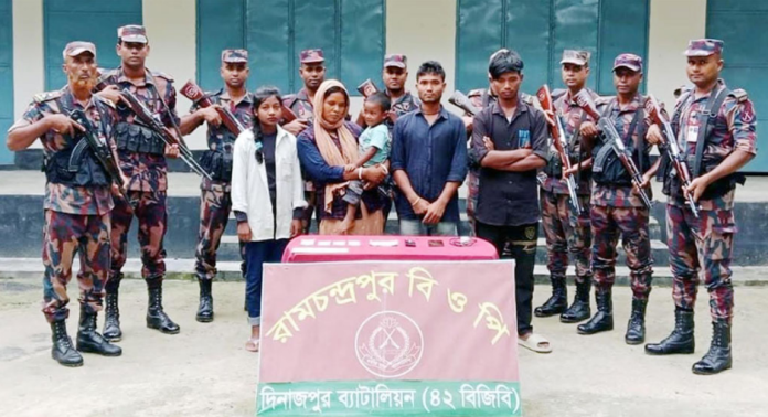 দিনাজপুর সীমান্ত দিয়ে ভারতে পালানোর সময় ৫ জনকে আটক