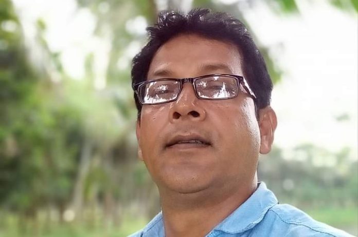 মাফি মহিউদ্দিন কিশোরগঞ্জ(নীলফামারী)প্রতিনিধি প্রাথমিক শিক্ষা পদকের জন্য রংপুর বিভাগীয় পর্যায়ে শ্রেষ্ঠ সহকারি শিক্ষক নির্বাচিত হয়েছেন সহকারি শিক্ষক শাহনেওয়াজ শাহ্। জাতীয় পর্যায়ে এ পদকের শ্রেষ্ঠত্ব অর্জনে হাতছানি দিচ্ছে এ সহকারি শিক্ষককে। শাহনেওয়াজ শাহ্ নীলফামারীর কিশোরগঞ্জ উপজেলার গাড়াগ্ৰাম সরকারি প্রাথমিক বিদ্যালয়ের সহকারি শিক্ষক। তিনি প্রাথমিক শিক্ষা পদক-২০২৪ এ উপজেলা পর্যায়ে আবেদন করে উপজেলা পর্যায়ে শ্রেষ্ঠ সহকারি শিক্ষক নির্বাচিত হন। পরে জেলা পর্যায়েও এ শিক্ষক শ্রেষ্ঠ সরকারি শিক্ষক নির্বাচিত হয়ে বিভাগীয় পর্যায়েও শ্রেষ্ঠ সহকারি শিক্ষক নির্বাচিত হন। প্রাথমিক শিক্ষা অধিদপ্তর রংপুর বিভাগীয় উপপরিচালকের কার্যালয় প্রাথমিক শিক্ষা পদক-২০২৪ প্রদান উপলক্ষে বিভাগীয় পর্যায়ে প্রথম স্থান অধিকারী শ্রেষ্ঠ শিক্ষক/শিক্ষিকা, বিদ্যালয়, ব্যক্তি, প্রতিষ্ঠান, কর্মকর্তা ও কর্মচারীর তালিকা প্রকাশ করেছে। সে তালিকা সূত্রে এ তথ্য জানা গেছে। ওই তালিকায় শ্রেষ্ঠ সহকারি শিক্ষক হিসেবে নির্বাচিত হয়েছেন গাড়াগ্ৰাম সরকারি প্রাথমিক বিদ্যালয়ের এ সহকারি শিক্ষক শাহনেওয়াজ শাহ্। এখন শুধু জাতীয় পর্যায়ে শ্রেষ্ঠ সহকারি শিক্ষক নির্বাচিত হতে পারলেই প্রাথমিক শিক্ষা পদক ২০২৪ এর দেশ সেরা সহকারি শিক্ষকের শ্রেষ্ঠত্ব অর্জন করবে এ শিক্ষক। তাই জাতীয় পর্যায়ে এ পদকের শ্রেষ্ঠত্ব অর্জনে হাতছানি দিচ্ছে এ সহকারি শিক্ষককে। বিভাগীয় পর্যায়ে নির্বাচিত শ্রেষ্ঠ সহকারি শিক্ষক শাহনেওয়াজ শাহ্ বলেন- শ্রেষ্ঠত্বের লড়াইয়ে চেষ্টা করব দেশ সেরা সহকারি শিক্ষক নির্বাচিত হতে। প্রত্যাশা ও আত্মবিশ্বাস রয়েছে শ্রেষ্ঠত্ব অর্জনে। এজন্য কিশোরগঞ্জবাসীসহ সকলের দোয়া কামনা করেছেন এ শিক্ষক। উপজেলা নির্বাহী অফিসার মৌসুমী হক বলেন- এটি কিশোরগঞ্জ উপজেলাবাসীর জন্য আনন্দ ও সুখবর। জাতীয় পর্যায়ে শ্রেষ্ঠ সহকারি শিক্ষক নির্বাচিত হলে সেটি কিশোরগঞ্জবাসীর জন্য আরও গর্ব বয়ে আনবে বলে আমার প্রত্যাশা।